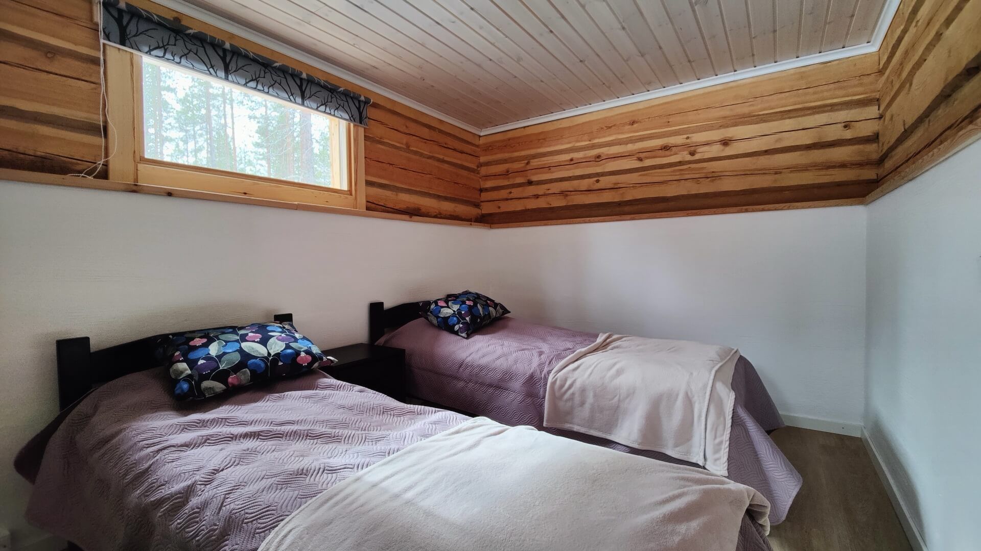 Juohde-mökin alakerran makuuhuone